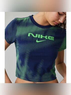 Nike Sportswear Chill Knit Graphic Crop Tee